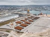 Portuaire - Le port de Cherbourg entrepose les pieux du parc éolien de Dieppe-Le Tréport