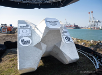 PORTUAIRE - Chatière de Port 2000 : la digue en cours de construction